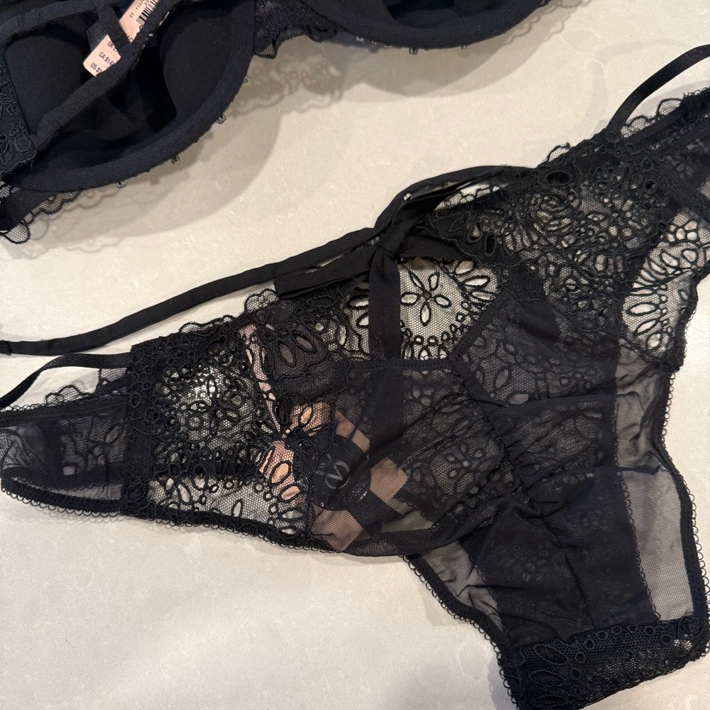 Victoria's Secret Designer Swarovski Crystal Black Lace Bra & Panty Set - Picture 7 of 15